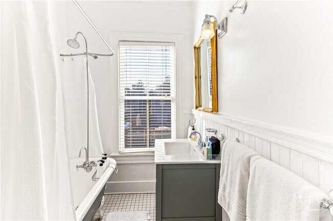 Building Photo - 317 E Anderson St