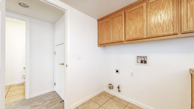 Building Photo - Desirable Skyhawk 3 bedroom Tri-Level Single Family