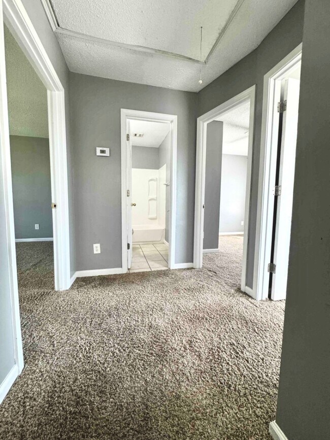 Building Photo - 446 W Parish Rd