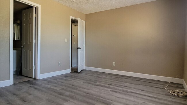 Building Photo - Affordable, Beauty, and Spacious 2Bed 2Bat...