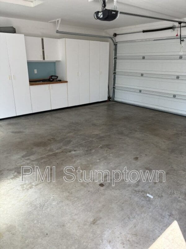 Building Photo - 14375 SE Oregon Trail Dr