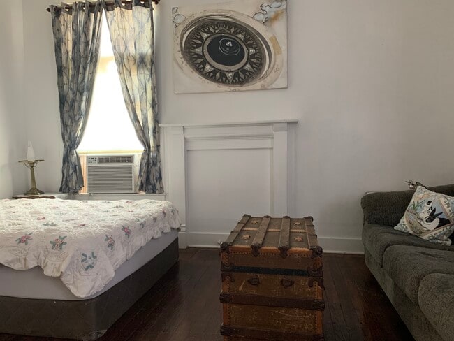 Living/bedroom - 654 Jordan St