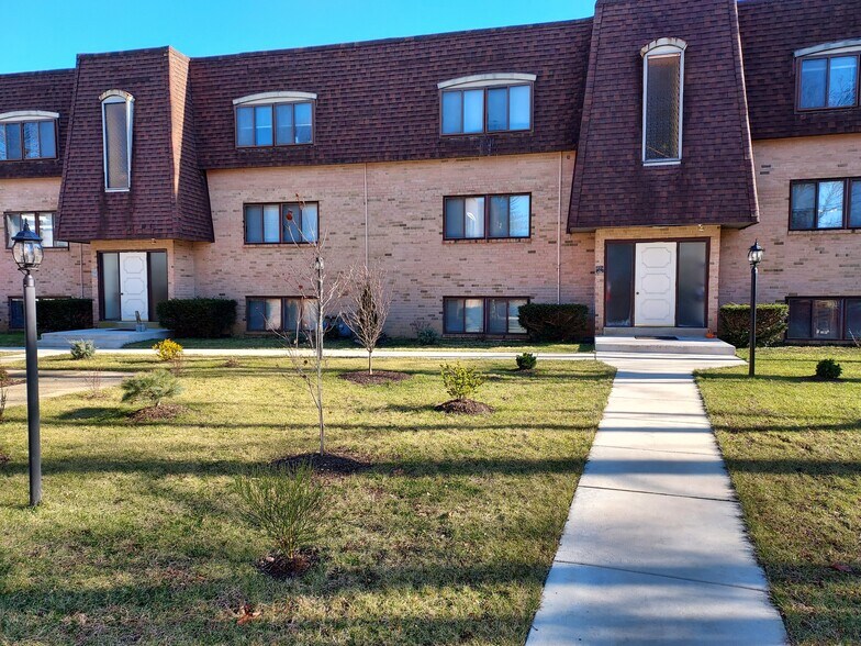 Back Building where listings are - 33 Windermere Ave