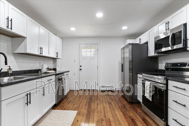 Building Photo - 16 Woods Ln