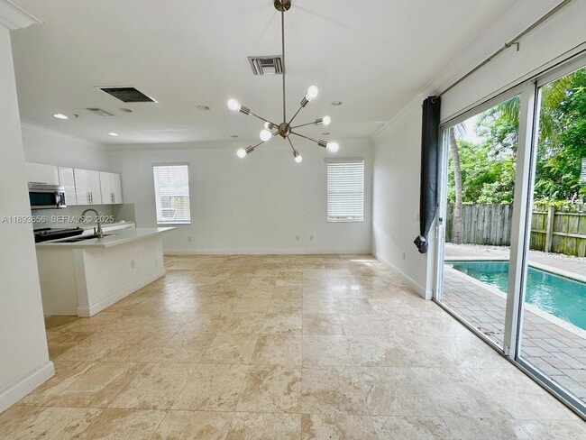 Building Photo - 813 SE 18th Ct