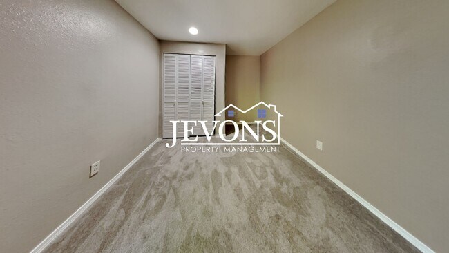 Building Photo - Charming 3-bedroom single-family home with...