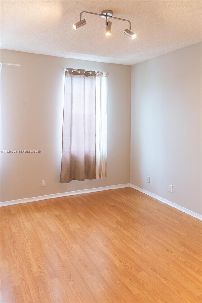 Building Photo - 16749 Hemingway Dr