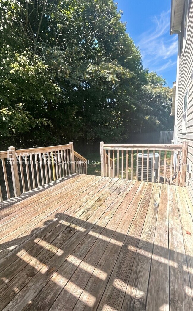 Building Photo - 3 Bed, 2 Bath Home with Off-Street Parking / Available Now!