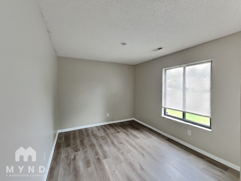 Building Photo - 3035 Falcon Bridge Dr