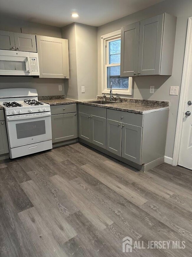 Building Photo - 690 State St