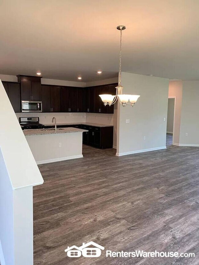 Building Photo - Spacious 4-bedroom home with large loft! A...