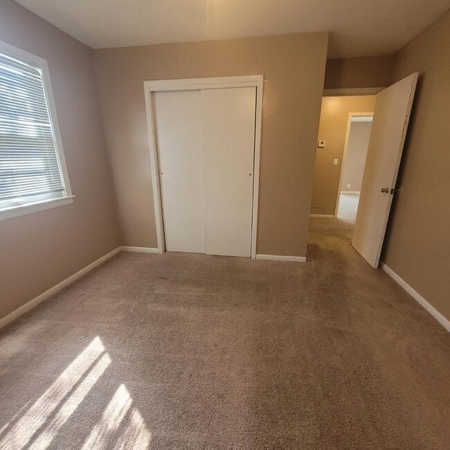 Building Photo - $995 - 3 bed 1 bath - Single Family Home