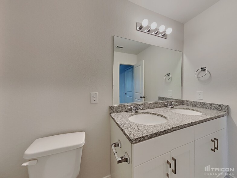 Building Photo - 15680 Del Norte Dr