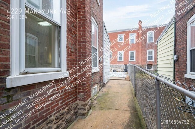 Building Photo - 5BR 2.5 BA_ 2,000 Sq Ft. Townhome in Manay...