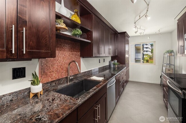 Building Photo - Top Floor Queen Anne Unit! (Beautiful views & 3 Parking Spaces)