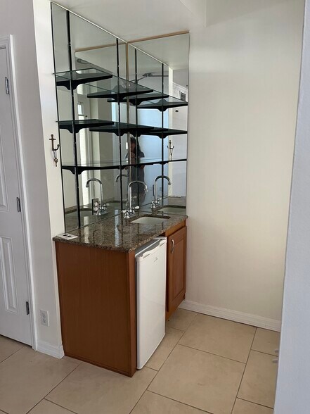 Wet bar - 4950 Bayshore Blvd