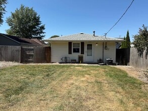 Building Photo - Small home in Tremont