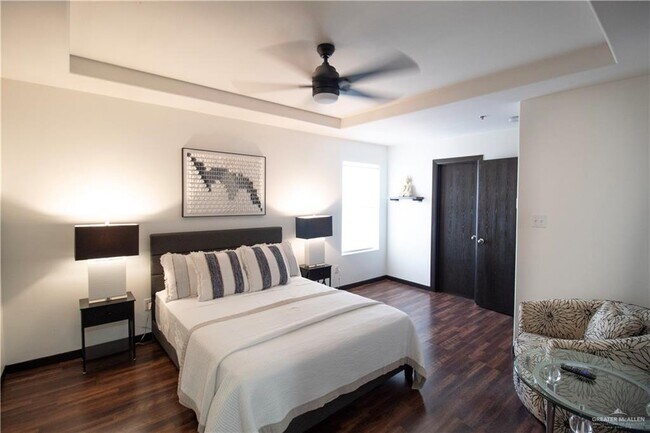 Building Photo - 18 W Daffodil Ave