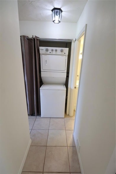 Building Photo - 1863 Sunny Dr