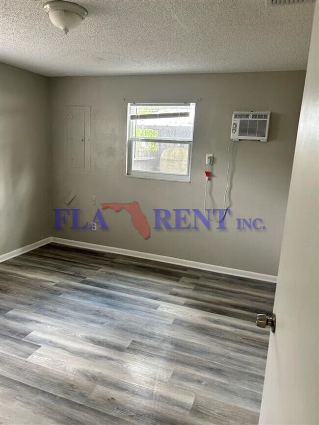 Building Photo - **3/2 lovely home with separate 1/1 In law suite**