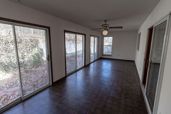 Building Photo - 401 Cedar Ln