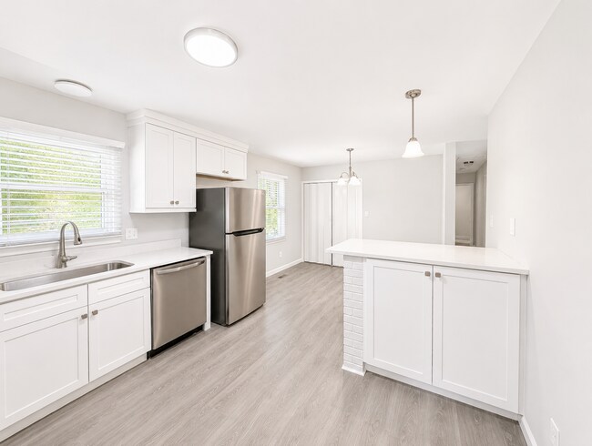 Building Photo - Renovated Candler Rental!
