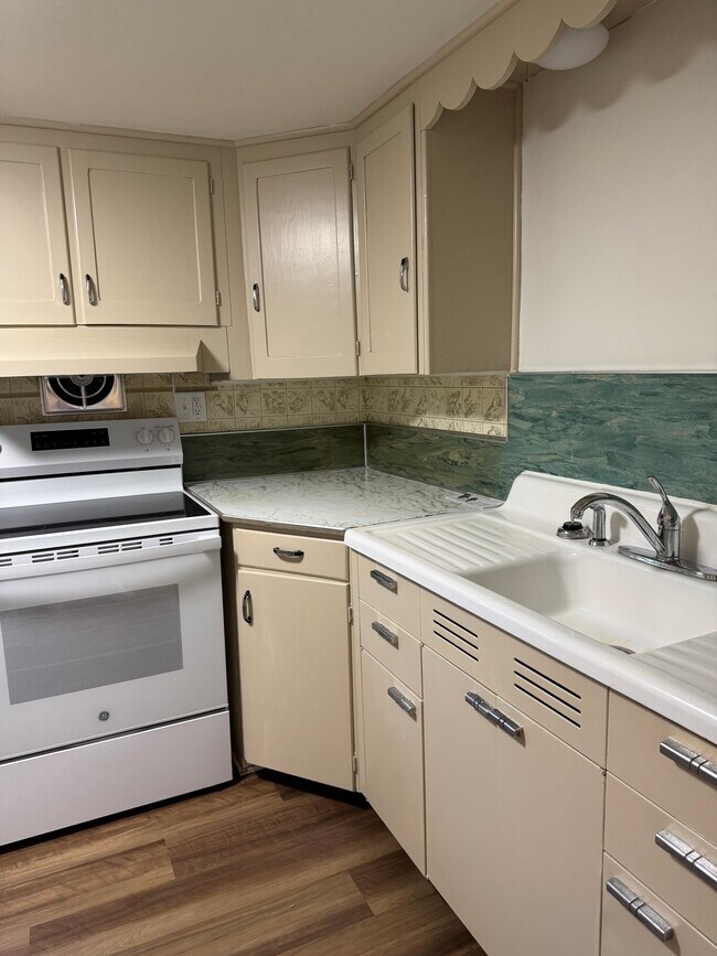 Building Photo - 218 Pine Tree Ave