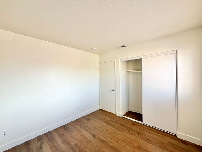 Building Photo - 4 Bedroom 3 Bathroom Cul-de-sac Home with Huge Backyard
