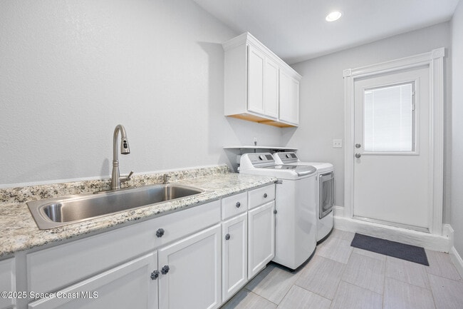 Building Photo - 3701 Warwick Dr