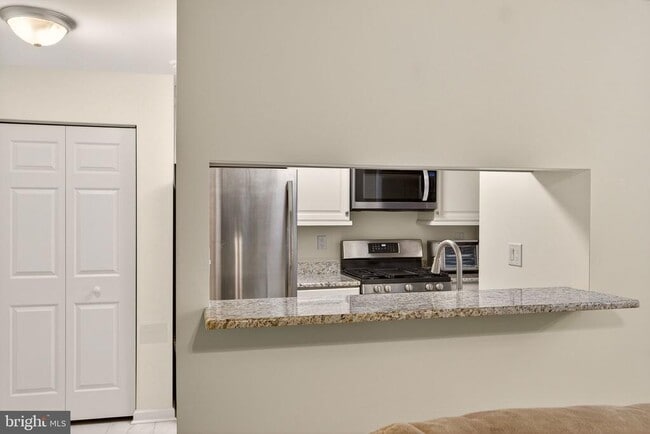 Building Photo - 511 Diamond Dr