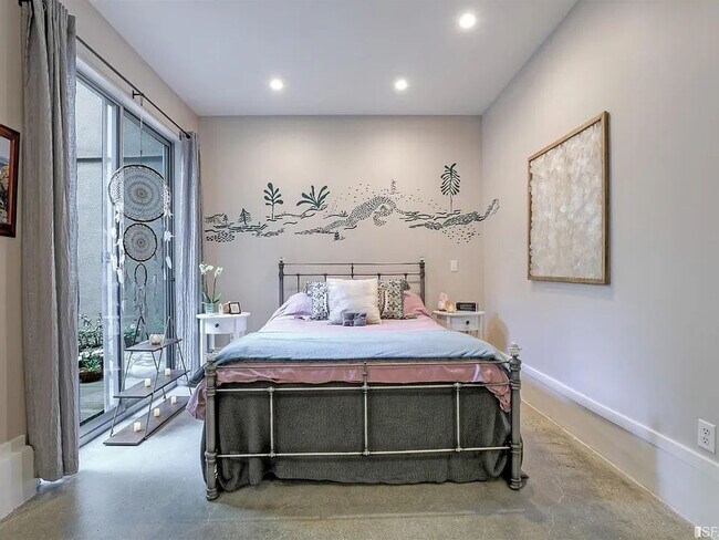 Building Photo - "Spacious 1-Bed, 2-Bath Gem in San Francisco's Heart – Your Urban Sanctuary Awaits!"
