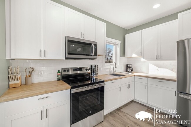 Building Photo - Brand new fully furnished home available f...