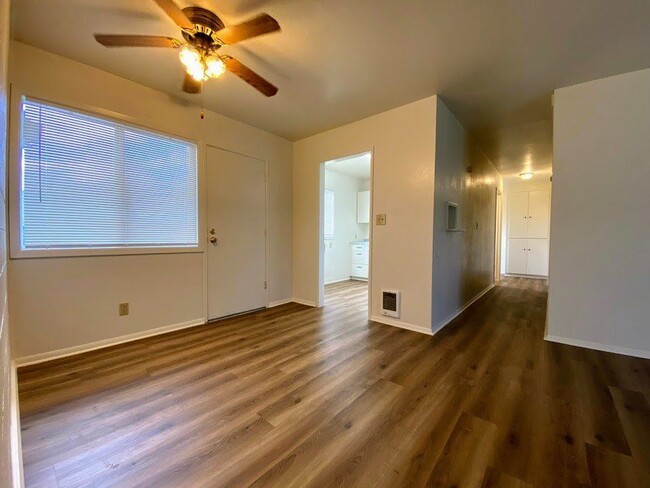 Building Photo - 817 NE Alameda Ave