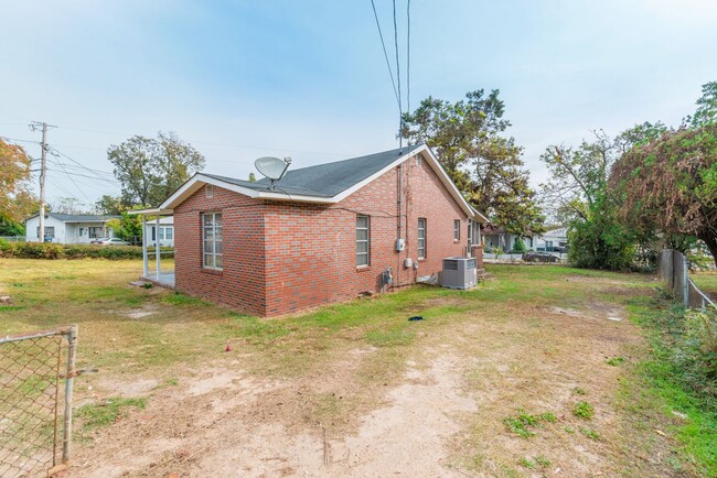 Building Photo - Brick home with a fenced-in yard!