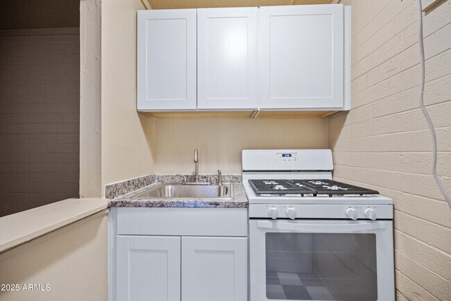 Building Photo - 343 W Portland St