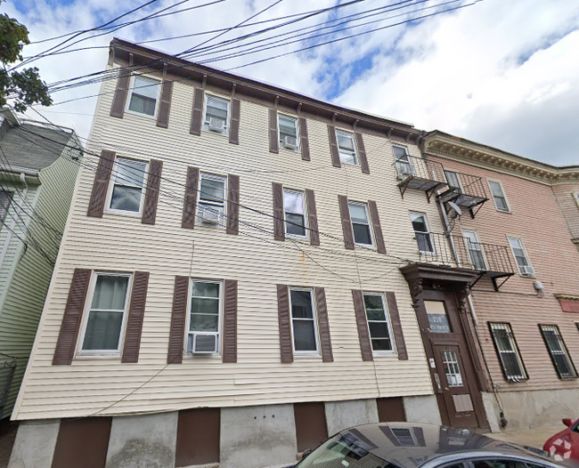 Building Photo - 218 W 8th St