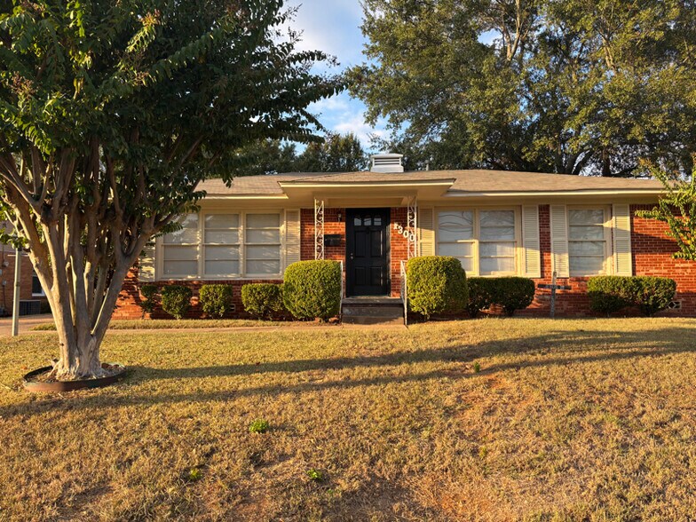 Primary Photo - 1300 E Hankerson St