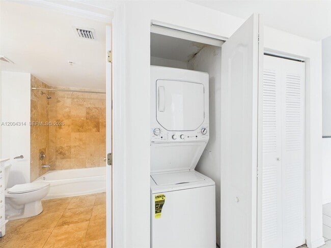 Building Photo - 425 NE 30th St