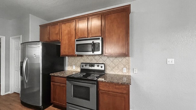 Building Photo - 3 Bed, 2 Bath Home with Garage & Fenced Yard / Pet-Friendly / Available now!