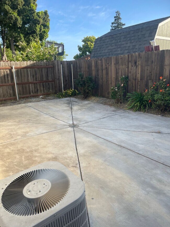 Building Photo - Updated HalfPlex Ready To Move In