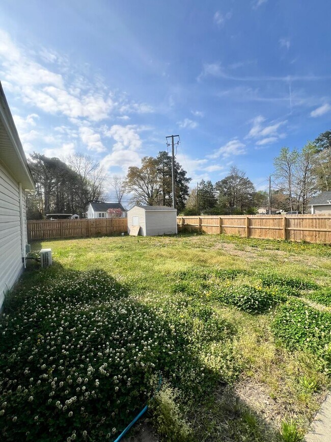 Building Photo - Sweet Living on Sweet Bay Drive - Move in Ready!