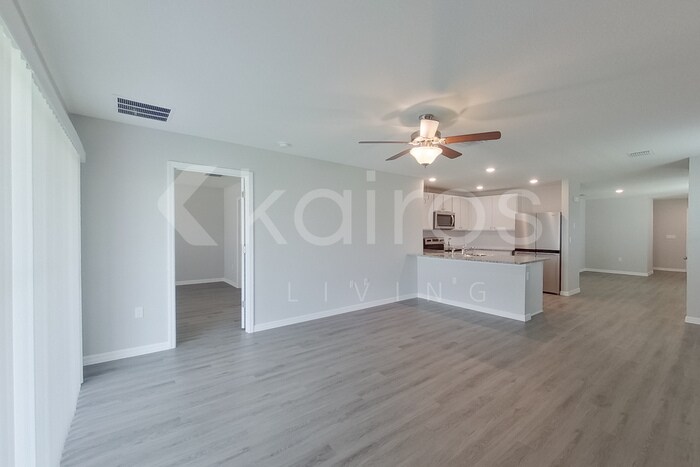 Building Photo - 8700 SW 43rd Ter