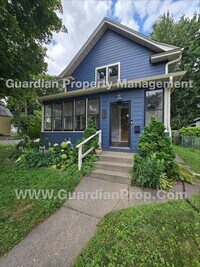 Building Photo - House Available Sep 1st, Move in special for Sep move-in! Updated Kitchen & Baths, Large Fenced Y...