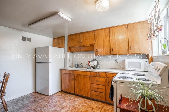 Building Photo - 547 E 400 N