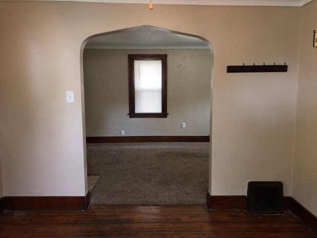 Building Photo - 3406 Robinwood Dr