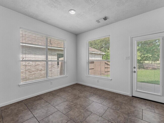 Building Photo - 25553 Oakhurst Forest Dr