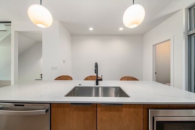 Building Photo - 2805 Brush St