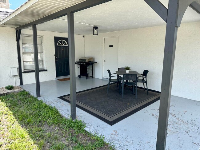 Building Photo - Bradenton Four Plex