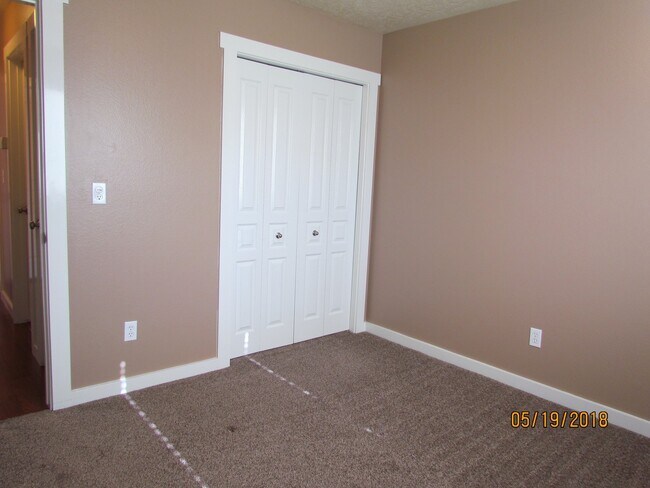 Building Photo - 4 bedroom 2 bath + Bonus Room home and nei...