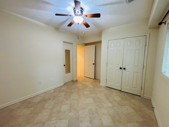 Building Photo - 812 Glade Rd
